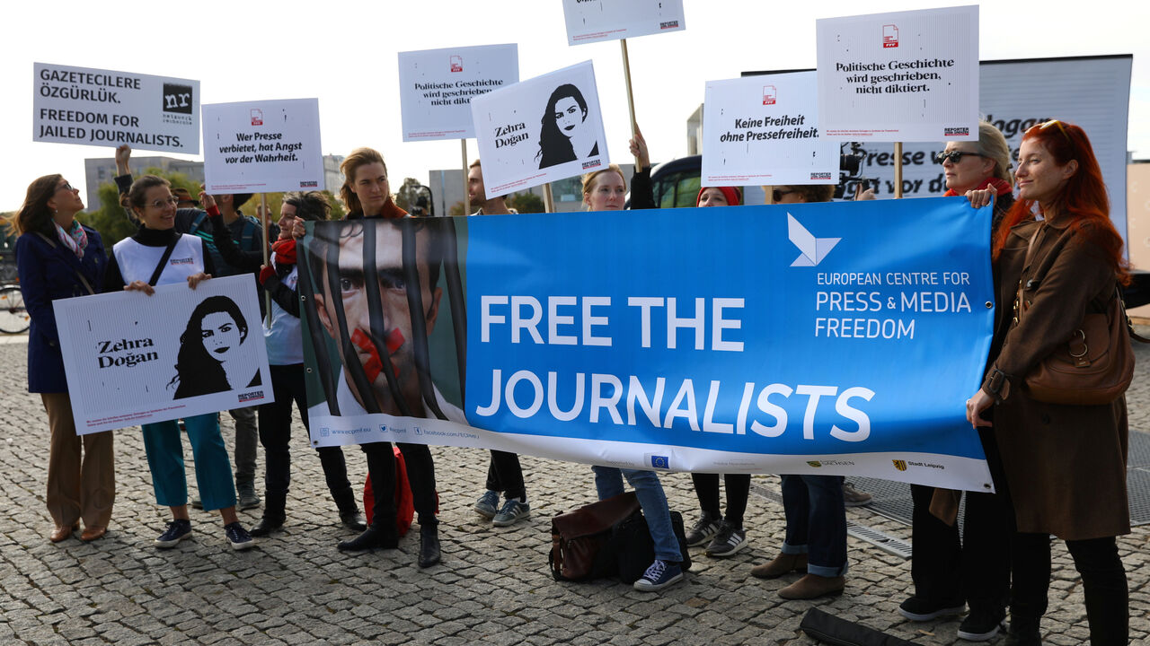 People hold placards prepared by Reporters Without Borders as they attend a demonstration organised for journalists detained in Turkey in front of the Berlin's main railway station, during the visit of Turkish President Tayyip Erdogan in Berlin, Germany, September 28, 2018.  REUTERS/Christian Mang - RC1CDC76C5D0
