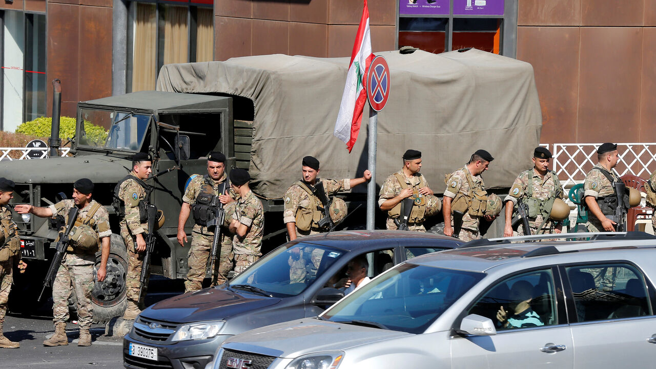 Lebanese army soldiers stand on a street in Beirut, Lebanon October 30, 2019. REUTERS/Mohamed Azakir - RC11CBA3CB80