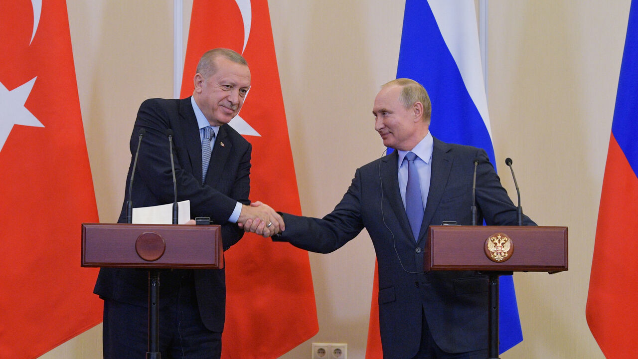 Russian President Vladimir Putin shakes hands with Turkish President Tayyip Erdogan during a news conference following their talks in Sochi, Russia October 22, 2019. Sputnik/Alexei Druzhinin/Kremlin via REUTERS  ATTENTION EDITORS - THIS IMAGE WAS PROVIDED BY A THIRD PARTY. - RC16F18BD6F0