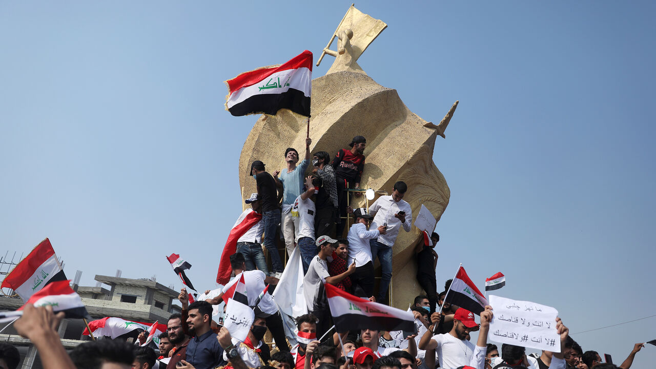 Universities students hold the Iraqi flag as they take part in a protest over corruption, lack of jobs, and poor services, in Kerbala, Iraq October 28, 2019. REUTERS/Abdullah Dhiaa al-Deeen     TPX IMAGES OF THE DAY - RC1EFC6BF8F0