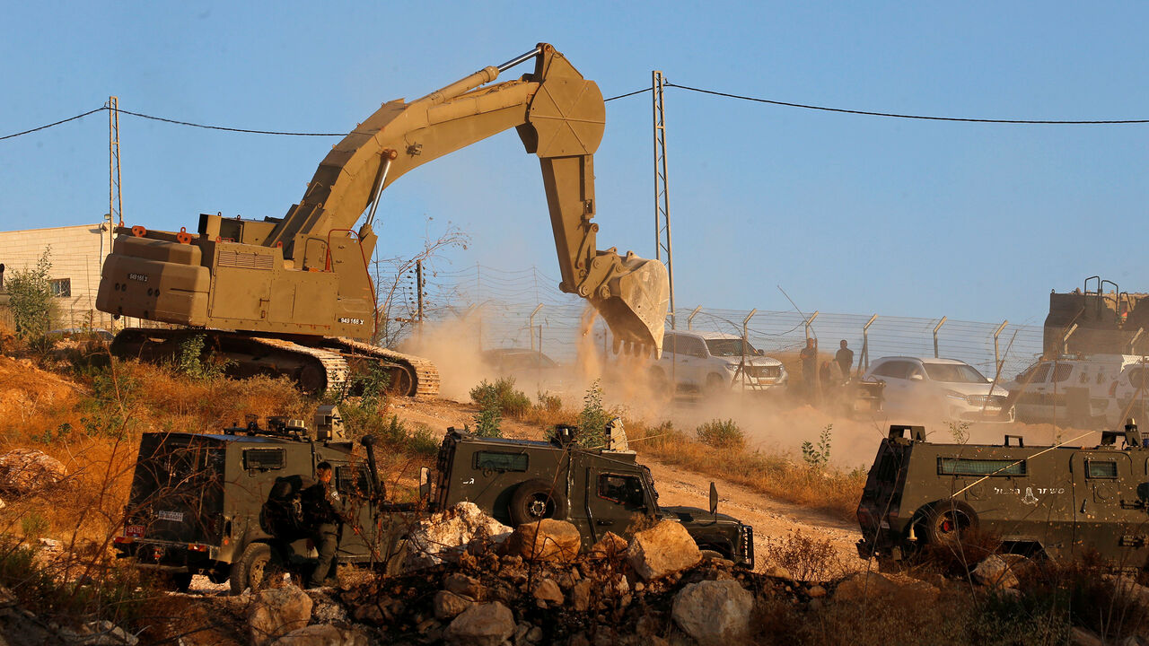 Israeli forces prepare to demolish Palestinian homes in the village of Sur Baher which sits on either side of the Israeli barrier in East Jerusalem and the Israeli-occupied West Bank July 22, 2019. REUTERS/Mussa Qawasma - RC19C0C21370