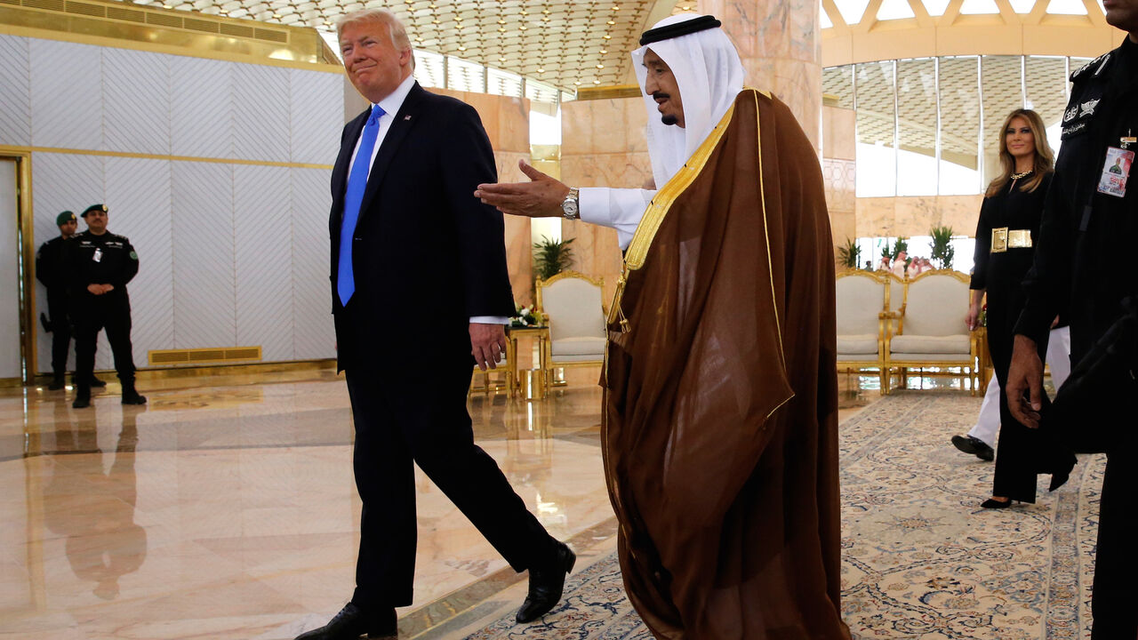 Saudi Arabia's King Salman bin Abdulaziz Al Saud (C) welcomes U.S. President Donald Trump (L) and first lady Melania Trump (R) to a tea ceremony in the Royal Terminal after they arrived aboard Air Force One at King Khalid Airport International in Riyadh, Saudi Arabia May 20, 2017. REUTERS/Jonathan Ernst - RC1E44EB6DF0
