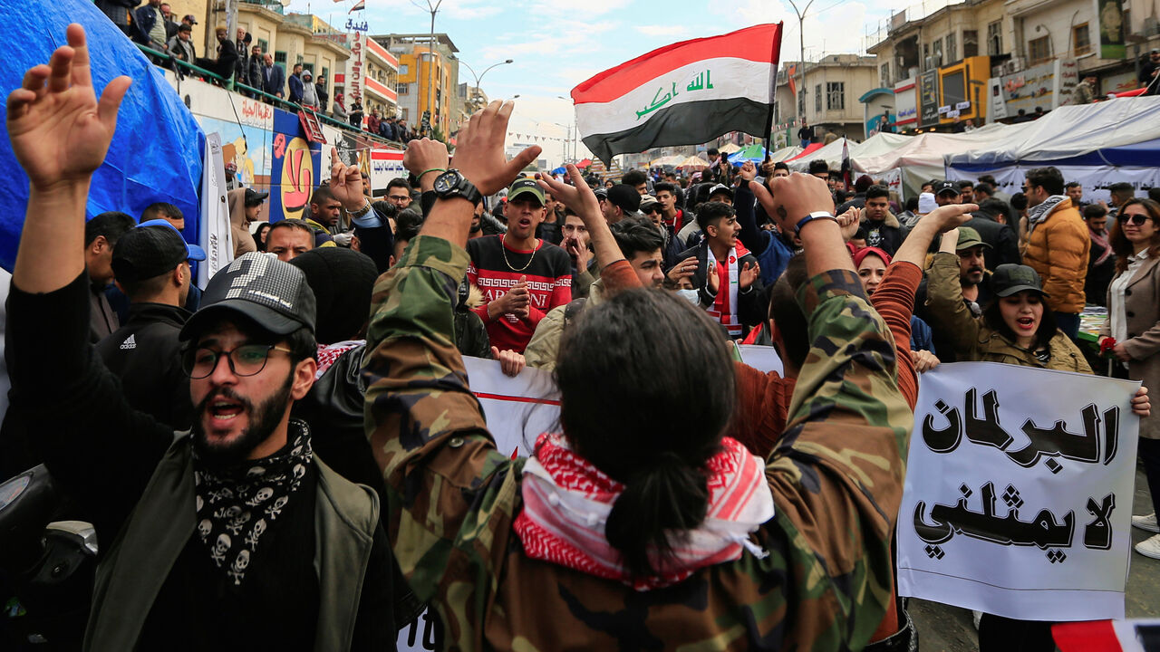 Iraqi demonstrators shout slogans during ongoing anti-government protests in Baghdad, Iraq January 10, 2020. REUTERS/Thaier al-Sudani - RC21DE9KUU0Y