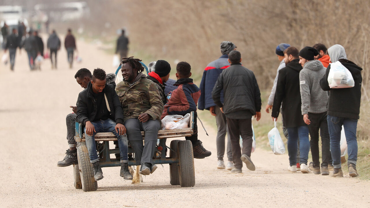 Migrants from Iran and Syria walk towards Turkey's Pazarkule border crossing with Greece's Kastanies, in Edirne, Turkey, March 9, 2020. REUTERS/Murad Sezer - RC2CGF9X2KH1