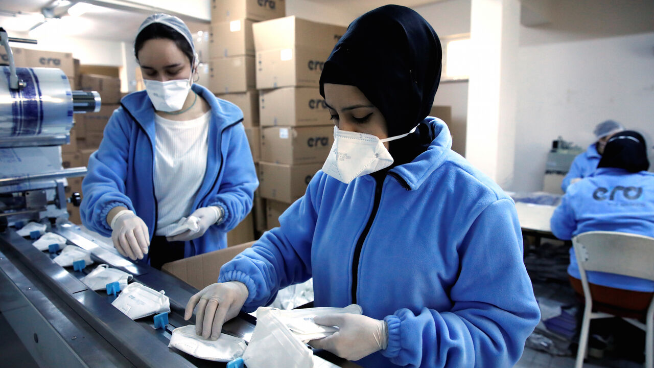 Workers produce face masks as the demand for their production rapidly increased and struggles to meet orders, at a Turkish manufacturer's facility in Istanbul, Turkey, January 30, 2020. REUTERS/Umit Bektas - RC2EQE9GQX3A