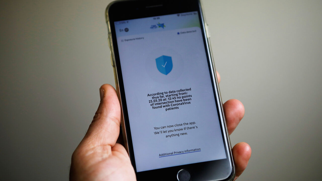 A mobile phone with HaMagen application on it is seen in this picture illustration taken on April 1, 2020. REUTERS/Nir Elias/Illustration - RC2PVF9RFE4T