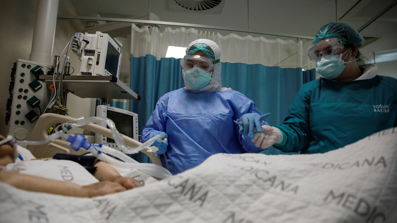 Nurses take care of a patient suffering from the coronavirus disease (COVID-19) at an intensive care unit of the Medicana International Hospital in Istanbul, Turkey, April 14, 2020. Picture taken April 14, 2020. REUTERS/Umit Bektas - RC2V4G9L6RFN