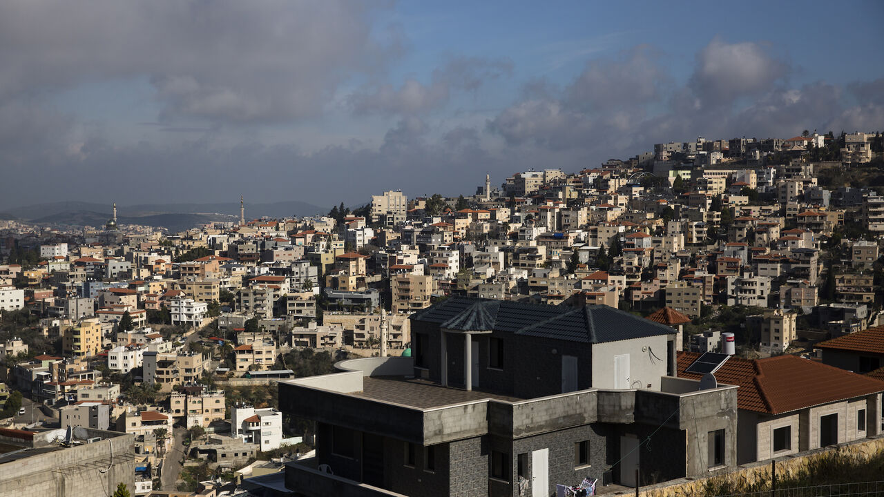 Benny Gantz (C), A former IDF Chief and the head of Israeli Resilience party speaks to supporters during an election campaign event in Tel Aviv. Israelis will vote in a parliamentary election on April 9, choosing among party lists of candidates to serve in the 121-seat Knesset