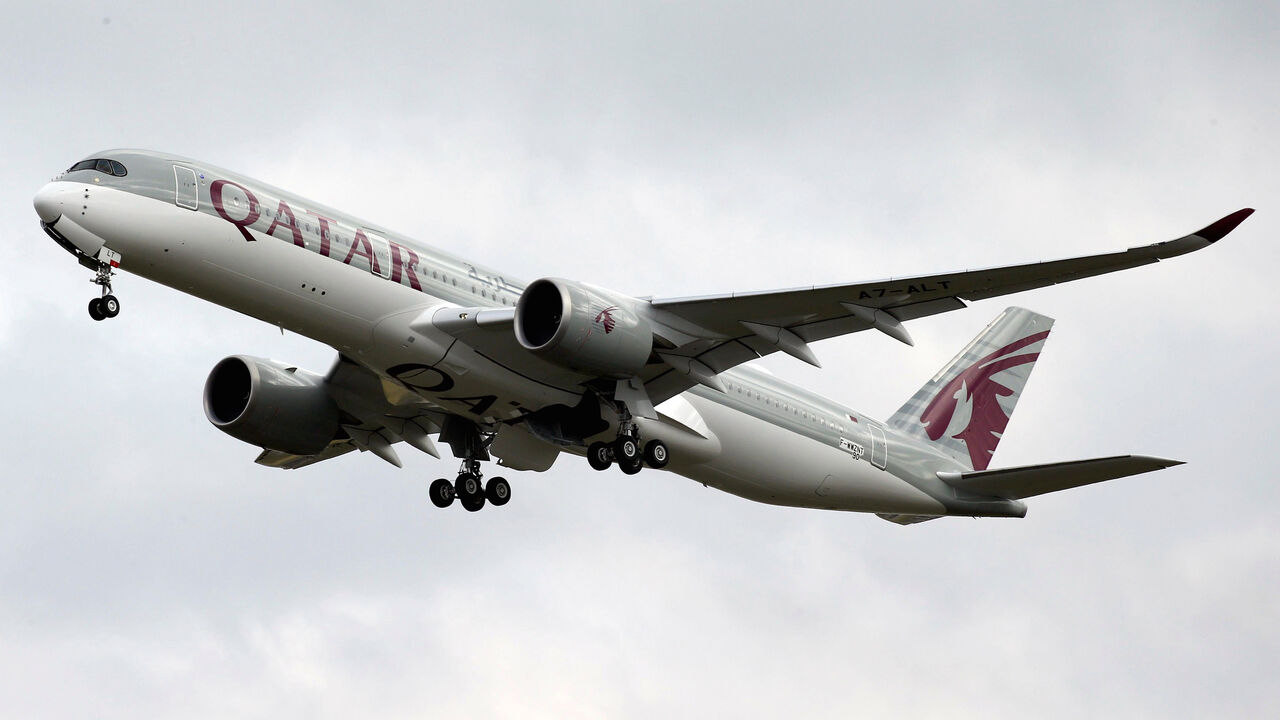 A Qatar Airways Airbus A350-900 aircraft takes off in Colomiers near Toulouse, France, October 19, 2017. REUTERS/Regis Duvignau - RC1784E6CD40