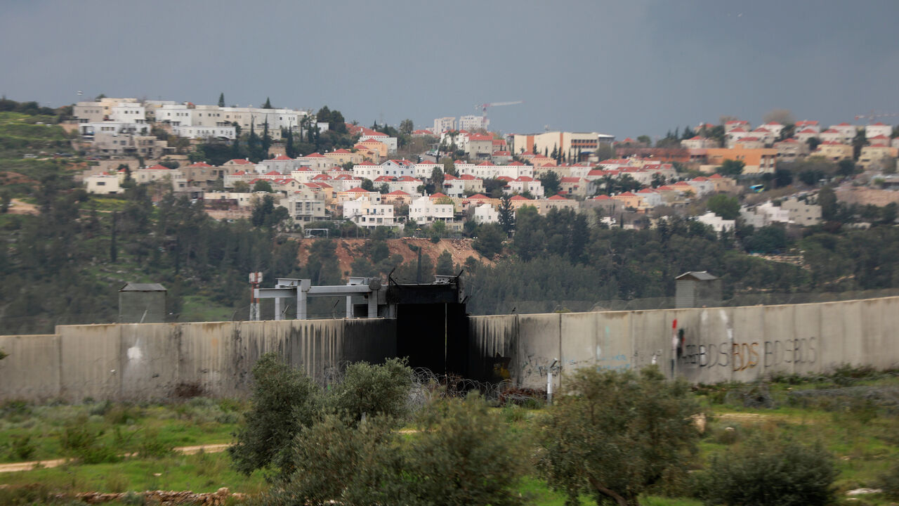 A view shows the Jewish settlement of Modiin Illit in the background and the Israeli barrier in the foreground in the village of Bilin, where a Friday anti-Israel weekly protest is held, as the area is seen empty of Palestinian demonstrators amid concerns of the spread of the coronavirus disease, in the Israeli-occupied West Bank March 20, 2020. REUTERS/Mohamad Torokman - RC2PNF9HQOZQ