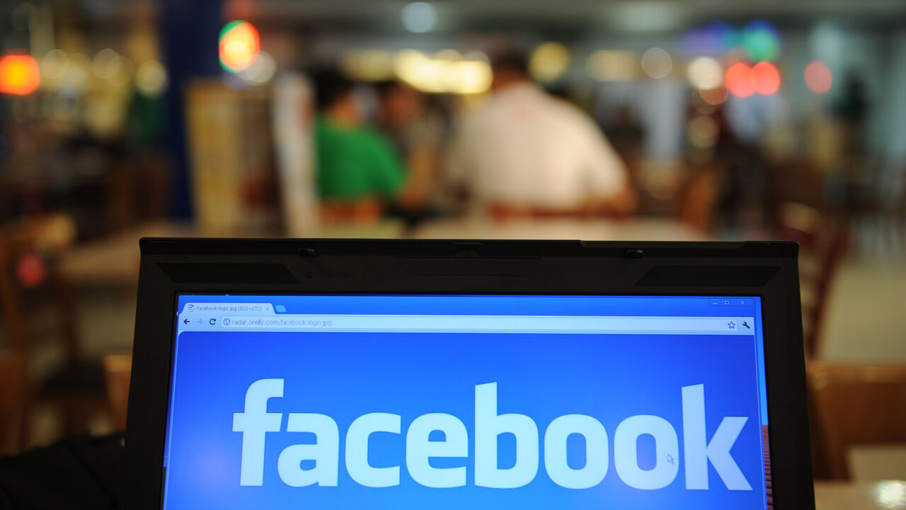 TO GO WITH US-IT-Internet-IPO-Facebook-Asia,FOCUS by Dan Martin
In a picture taken on May 15, 2012, a logo of social networking facebook is displayed on a laptop screen inside a restaurant in Manila. As Facebook nears saturation levels in some Western countries, Asian users are helping drive the social-networking leader's march on the 1-billion-user milestone and beyond.  AFP PHOTO/TED ALJIBE        (Photo credit should read TED ALJIBE/AFP/GettyImages)