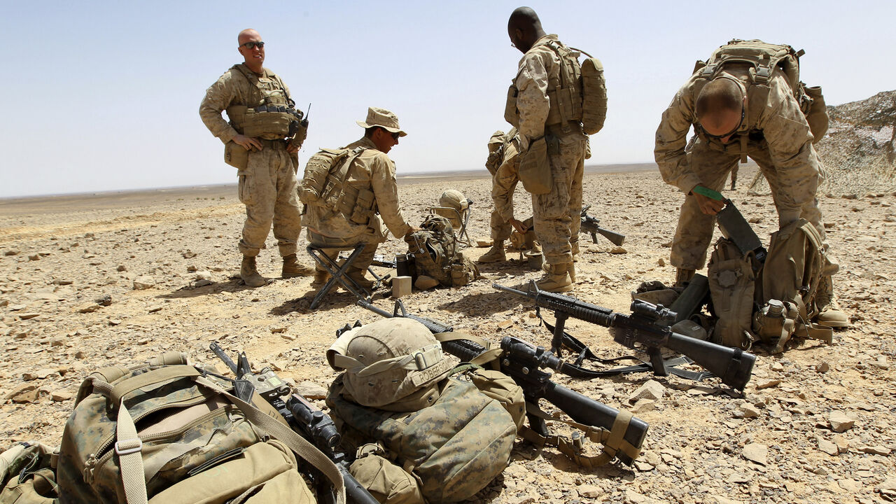 U.S. soldiers are seen at the end of "Eager Lion" military exercises at the Jordan-Saudi Arabia border, 260 km (162 miles) south of Amman, May 24, 2012. The U.S. Army special operations forces are leading 12,000 troops from 18 countries during "Eager Lion" exercises. REUTERS/Muhammad Hamed(JORDAN - Tags: MILITARY) - GM1E85P08G601