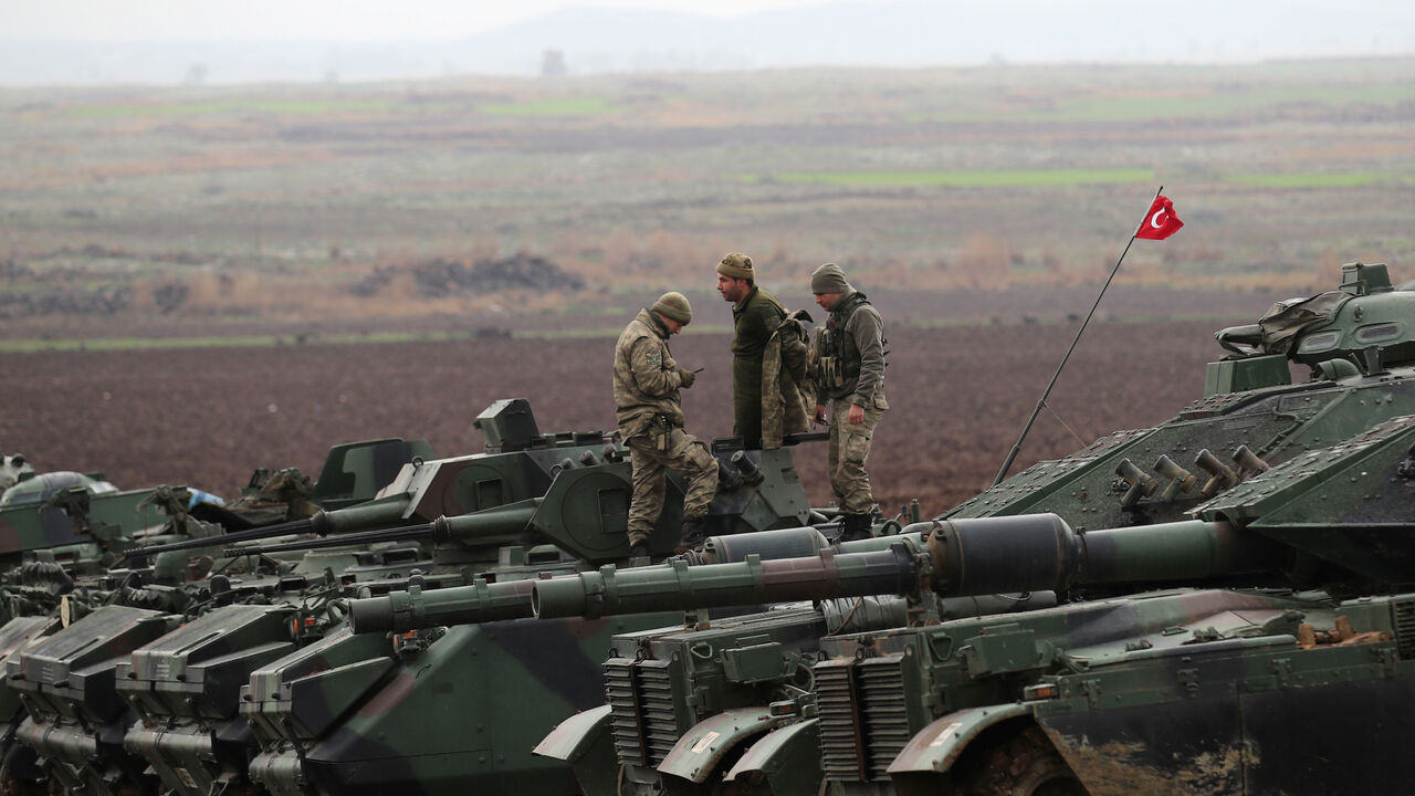 Turkish army tanks and armoured personnel carriers (APC) are seen near the Turkish-Syrian border in Hatay province, Turkey January 23, 2018. REUTERS/Umit Bektas - RC1FA0C88540