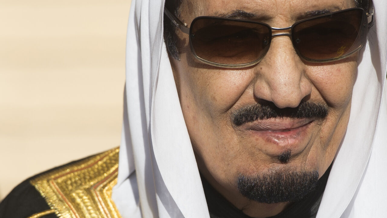 Saudi new King Salman stands during the arrival of US President Barack Obama and First Lady Michelle Obama at King Khalid International Airport in Riyadh on January 27, 2015. Obama landed in Saudi Arabia to shore up ties with new King Salman and offer condolences after the death of his predecessor Abdullah. AFP PHOTO / SAUL LOEB / AFP / SAUL LOEB        (Photo credit should read SAUL LOEB/AFP via Getty Images)