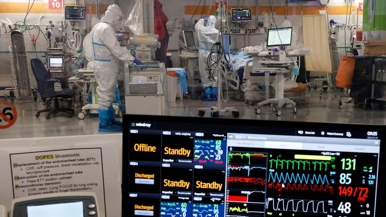 TOPSHOT - Medics work with COVID-19 patients at the isolation ward of Sheba Medical Center in Ramat Gan near the coastal city of Tel Aviv, on July 29, 2020. (Photo by JACK GUEZ / AFP) (Photo by JACK GUEZ/AFP via Getty Images)