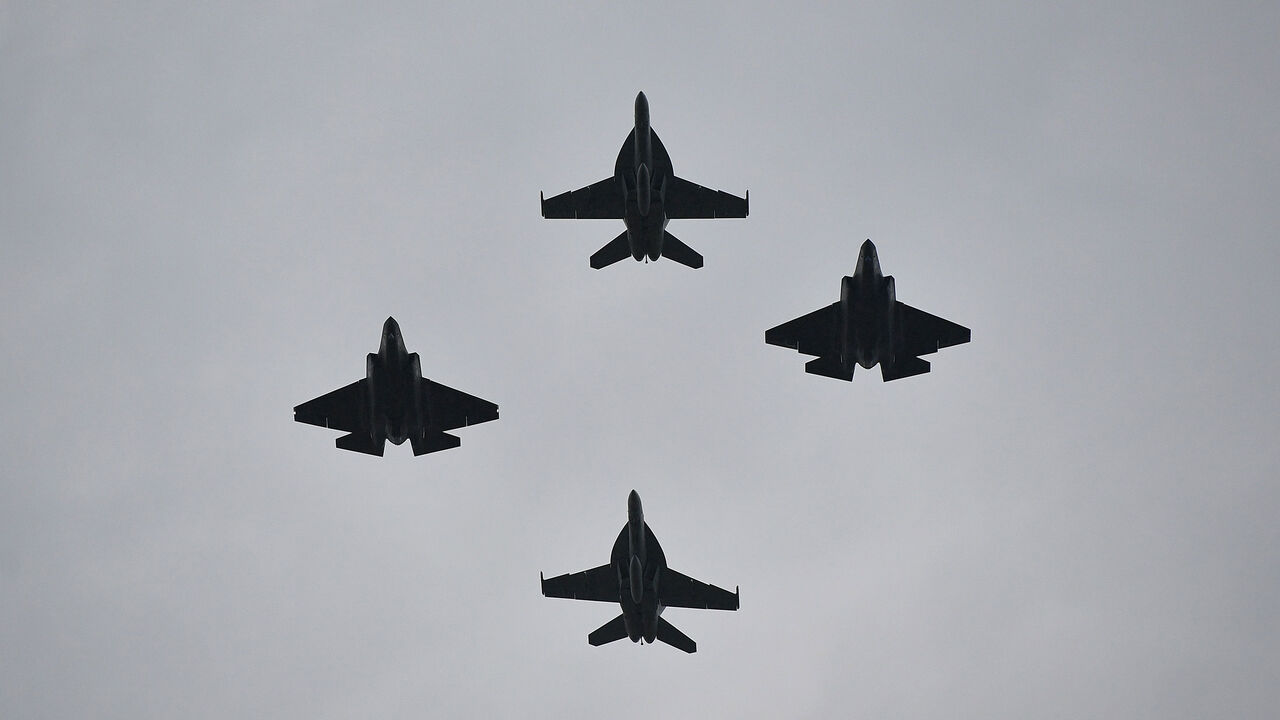 Two F-35s (L and R) and two F-18s fly overhead during the "Salute to America" Fourth of July event at the Lincoln Memorial in Washington, DC, July 4, 2019. (Photo by MANDEL NGAN / AFP)        (Photo credit should read MANDEL NGAN/AFP via Getty Images)