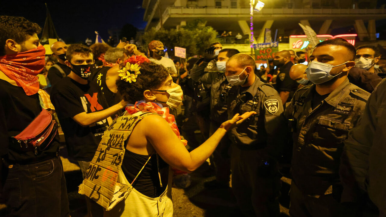 Israeli police are confronted by protesters during a demonstration amid a second lockdown in front of Prime Minister Benjamin Netanyahu's residence in Jerusalem, on September 26, 2020, to protest the government's handling of the COVID-19 pandemic. - Thousands of Israelis gathered in Jerusalem to demand the resignation of Prime Minister Benjamin Netanyahu, a day after the country tightened its lockdown aimed at slowing coronavirus spread. (Photo by EMMANUEL DUNAND / AFP) (Photo by EMMANUEL DUNAND/AFP via Get