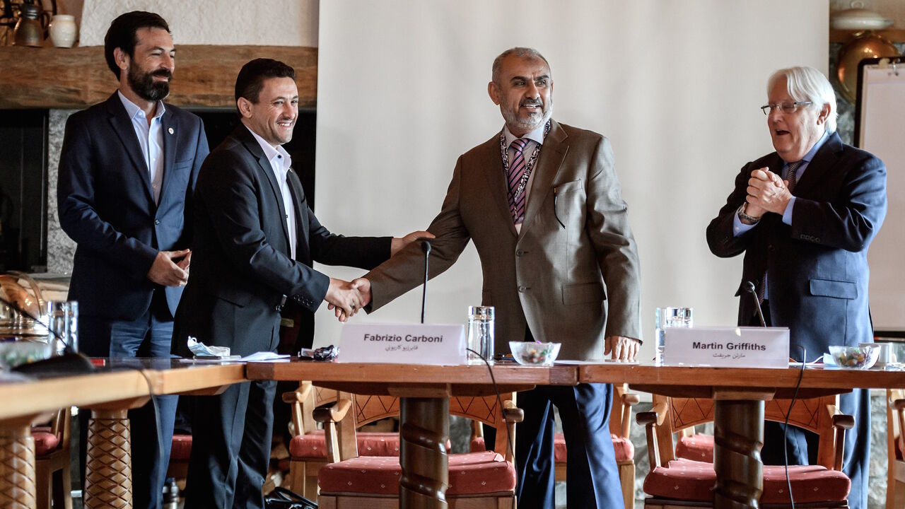 Head of the Houthi prisoner exchange committee Abdulkader al-Murtada (C - L) shakes hands with Head of the Yemeni government delegation Hadi Haig (C - L) between ICRC Director for the Near and Middle East Fabrizio Carboni (L) and UN Special Envoy for Yemen Martin Griffiths at the end of a week-long meeting on a Yemen prisoner exchange agreement on September 27, 2020 in Glion, western Switzerland. - Both sides in Yemen's war have agreed to exchange more than 1,000 prisoners, the UN mediator during a week of 