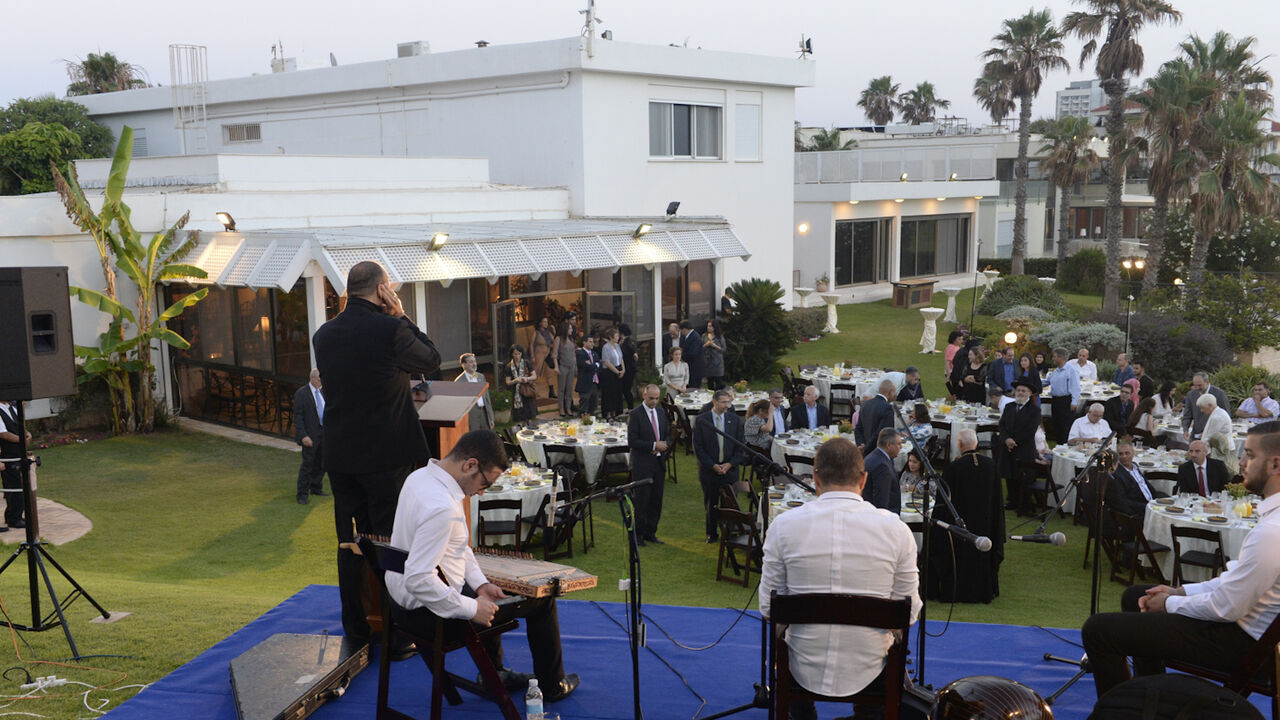 On June 14th, 2016 Ambassador Dan Shapiro and Ms. Julie Fisher hosted the US Embassy’s annual  shared society and interfaith Iftar welcoming leaders from all faiths and diverse Arab and Jewish communities in celebration of the holy month of Ramadan. With a message of partnership and tolerance, religious and community leaders, educators and youth groups, along with Egyptian and Jordanian friends, all  gathered to dine for a Tuesday evening Iftar meal at Ambassador’s residence in Herzliya Pituach . Ambassador