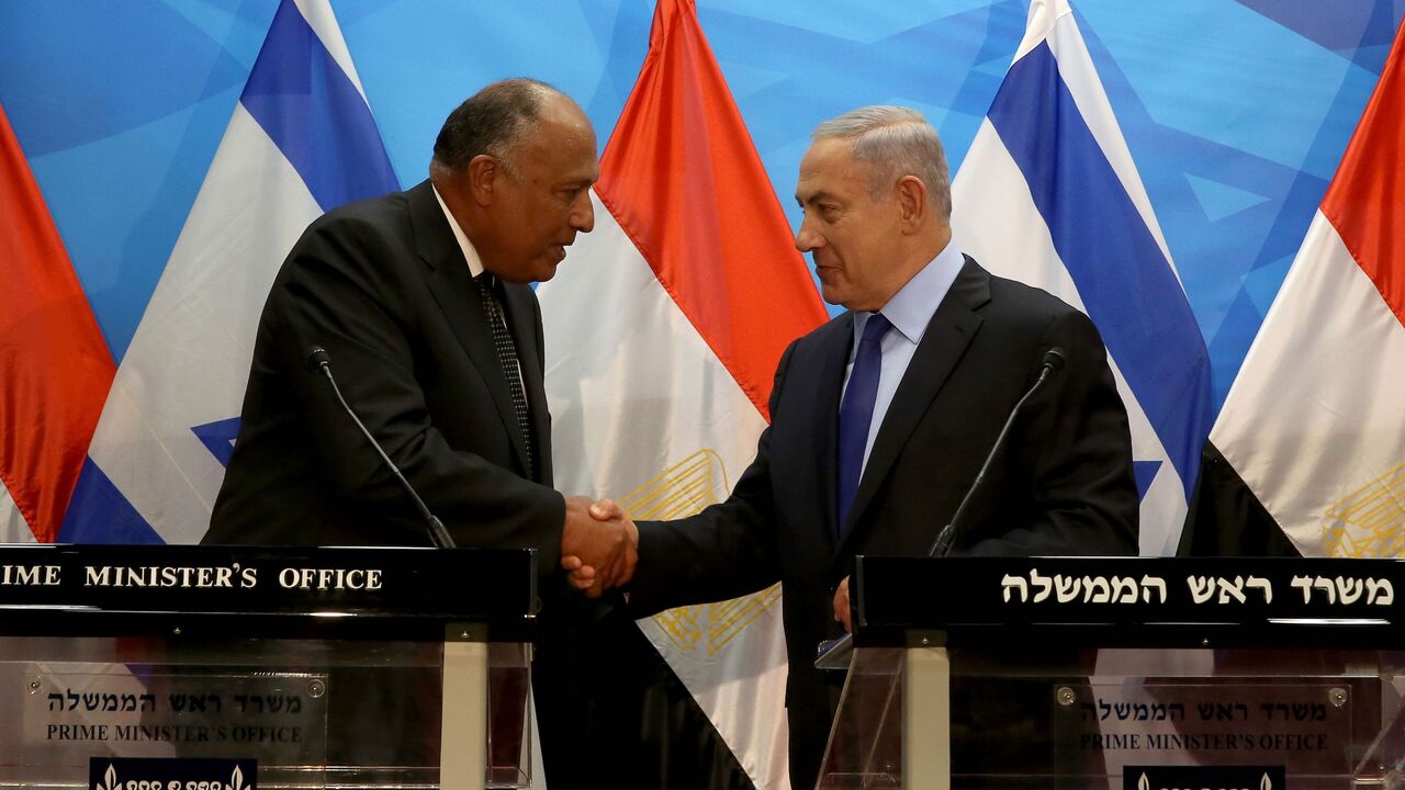 Israeli Prime Minister Benjamin Netanyahu (R) shakes hands with Egyptian Foreign Minister Sameh Shoukry after giving a joint statement prior to their meeting at his Jerusalem office on July 10, 2016.
Shoukry met Netanyahu in Jerusalem for talks on reviving peace efforts with the Palestinians, in the first such visit in nearly a decade and the latest sign of warming ties.

 / AFP / GALI TIBBON        (Photo credit should read GALI TIBBON/AFP via Getty Images)