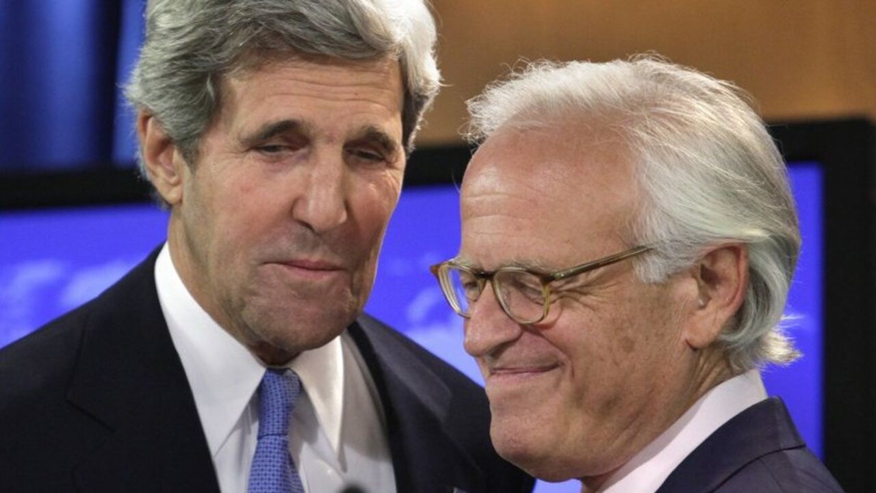U.S. Secretary of State John Kerry (L) and Martin Indyk leaves a briefing room at the State Department in Washington July 29, 2013. Kerry named former U.S. ambassador to Israel Indyk as his main envoy in Israeli-Palestinian talks starting in Washington later on Monday seeking "reasonable compromises" in the tough negotiations. REUTERS/Yuri Gripas (UNITED STATES - Tags: POLITICS) - RTX123XL