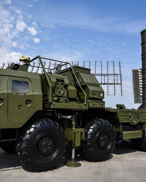 Russian S-400 anti-aircraft missile launching system is displayed at the exposition field in Kubinka Patriot Park outside Moscow on Aug. 22, 2017 during the first day of the International Military-Technical Forum Army-2017. 