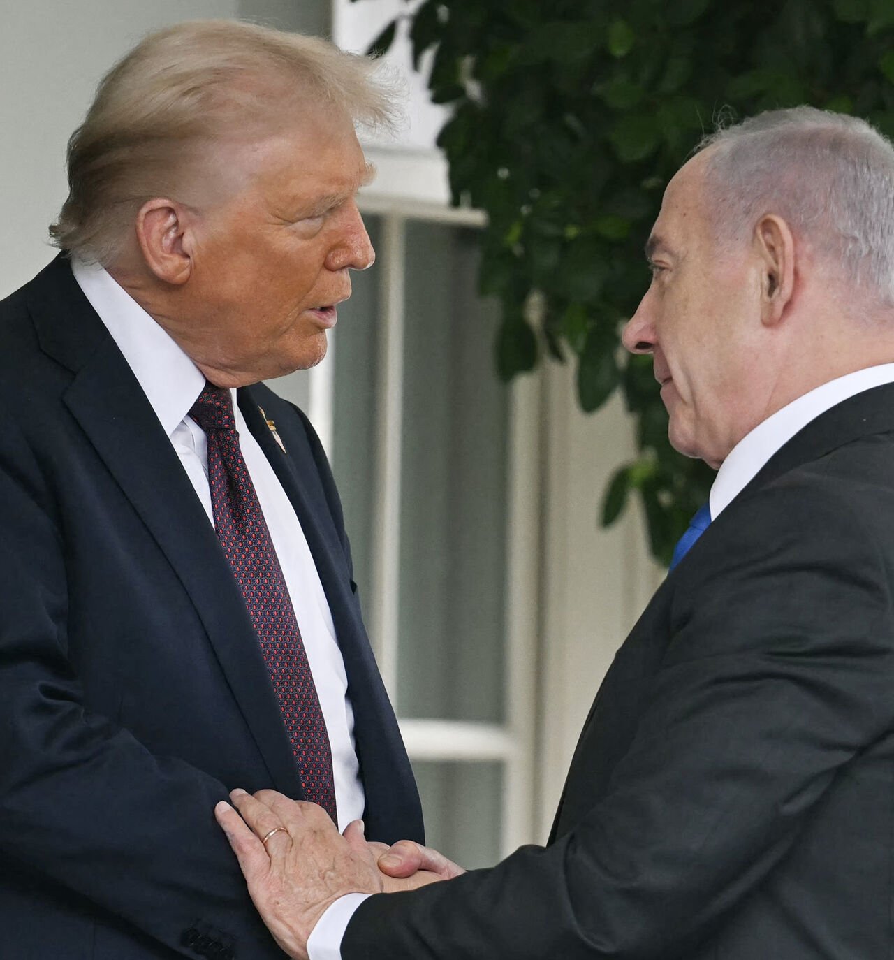 US President Donald Trump (L) greets Israeli Prime Minister Benjamin Netanyahu as he arrives at the West Wing of the White House, Washington, Sept. 29, 2025.