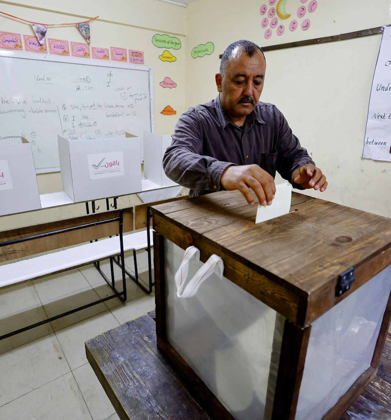 A Palestinian man votes during the municipal election at a polling station in Deir al-Balah, central Gaza Strip April 25, 2026. REUTERS/Mahmoud Issa