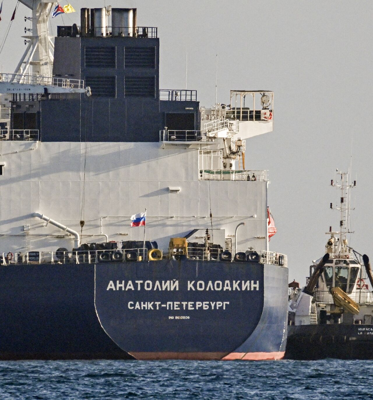A tugboat guides the Russian oil tanker Anatoly Kolodkin as it arrives at the oil terminal in the port of Matanzas, northwestern Cuba, on March 31, 2026. 