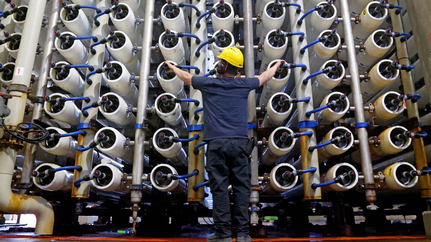 A worker performs a routine inspection of filters at the Hadera Desalination Facility, in the central Israeli coastal town of Hadera on April 3, 2002. - Israel, a leader in making seawater drinkable, plans to pump excess output from its desalination plants into the Sea of Galilee, depleted by overuse and threatened by climate change. Israel now plans to tackle the challenge by reversing the water flow through its vast network of pumps, pipes and tunnels dating to the 1960s, the National Water Carrier. (Phot