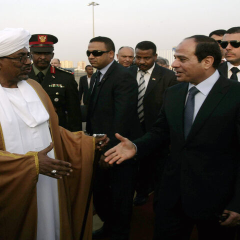 Egyptian President Abdel Fattah al-Sisi (R) shakes hands with Sudanese President Omar al-Bashir (L) before leaving Khartoum airport after an official visit, Sudan, June 27, 2014. 