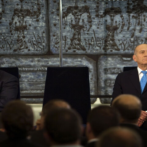Newly elected Israeli Prime Minister Benjamin Netanyahu (L) and outgoing Prime Minister Ehud Olmert attend a handover ceremony at President Shimon Peres' residence, Jerusalem, April 1, 2009.