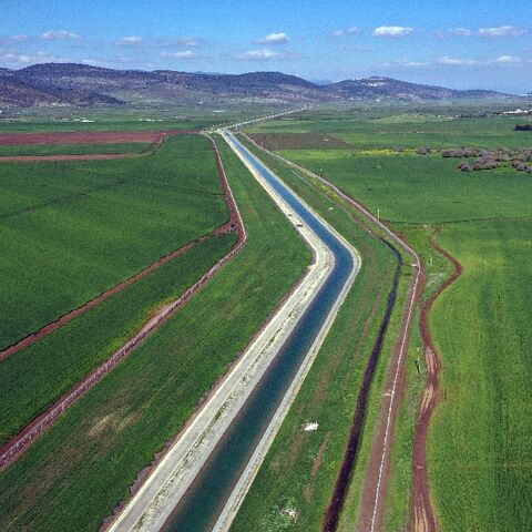 Israel has started to place a new pipeline to carry desalinated water from the Mediterranean Sea to fill the Sea of Galilee, Israel'smain water reservoir