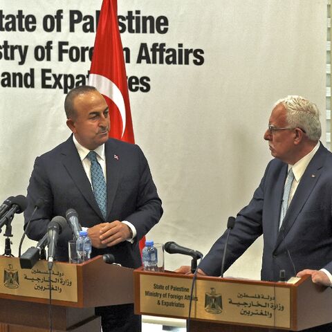 Turkey's top diplomat Mevlut Cavusoglu (L) attends a news conference in Ramallah with Palestinian foreign minister Riyad al-Maliki (R)