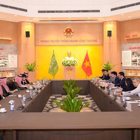 The Saudi delegation meets with Vietnamese officials in Hanoi, Sept. 29, 2025.