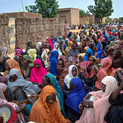 Sudanese residents gather to receive free meals in Al Fasher, a city besieged by Sudan's paramilitary Rapid Support Forces (RSF) for more than a year, in Darfur region, on August 11, 2025. RSF attacked a famine-hit refugee camp in North Darfur state on August 11, 2025, killing at least 40 civilians and injuring 19 others, rescuers said. Al-Fasher is the last city in the western Darfur region still held by the Sudanese army, at war with the paramilitary group since April 2023. (Photo by AFP) (Photo by STR/AF