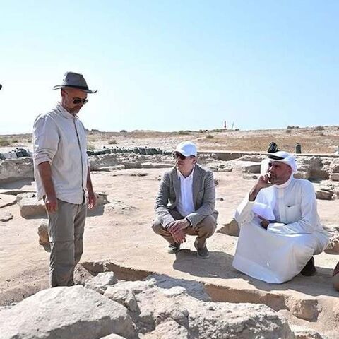 Mohammad bin Reda, assistant secretary-general for Kuwait’s Antiquities and Museums Sector at the National Council for Culture, Arts and Literature, meets with archaeologists at the site. (KUNA)
