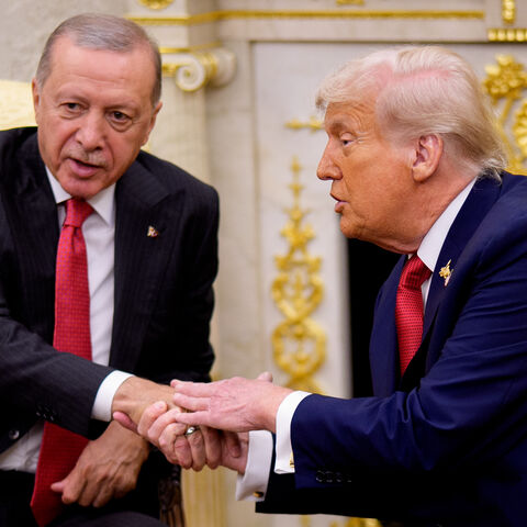 U.S. President Donald Trump (R) shakes hands with President of Turkey Recep Tayyip Erdogan in the Oval Office at the White House on September 25, 2025 in Washington, DC. Trump has signaled that the U.S. might lift a ban on F-35 sales to Turkey during Erdogan's first visit to the White House since 2019. (Photo by Andrew Harnik/Getty Images)