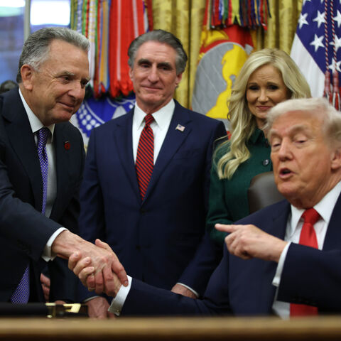 WASHINGTON, DC - JANUARY 29: U.S. Special Envoy to the Middle East Steve Witkoff (L) shakes hands with U.S. President Donald Trump (R) as U.S. Secretary of the Interior Doug Burgum (2L) and Kathryn Burgum (2R) look on in the Oval Office at the White House on January 29, 2026 in Washington, DC. U.S. President Donald Trump signed an executive order to coordinate a federal government response to drug addiction. (Photo by Samuel Corum/Getty Images)
