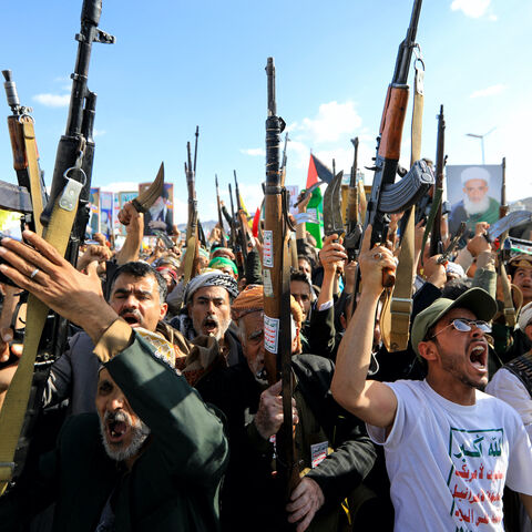  Supporters of the Iran-backed Houthi movement brandish their weapons as they rally in solidarity with Iran and Lebanon in Sanaa on April 10, 2026. 