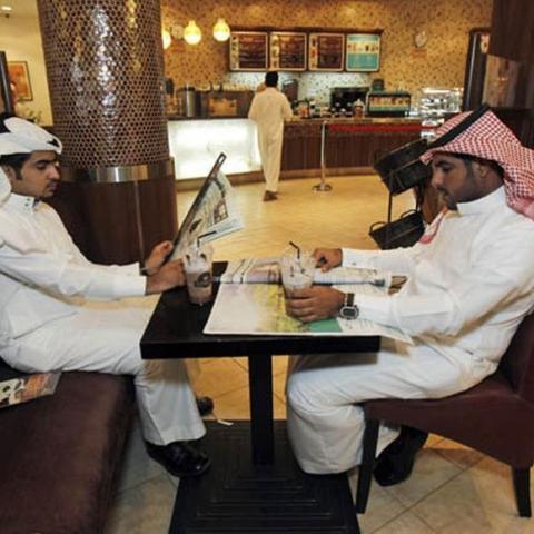 Saudi men read newspapers at a coffee shop in Riyadh, September 19, 2011. Saudi Arabian bloggers and journalists say the arch-conservative Islamic kingdom will find it hard to douse glimmers of more open reporting despite a tightening of media rules after the spread of popular revolts through the Arab world.  Picture taken September 19, 2011. To match Analysis SAUDI-MEDIA/CENSORSHIP. REUTERS/Fahad Shadeed    (SAUDI ARABIA - Tags: MEDIA SOCIETY POLITICS)