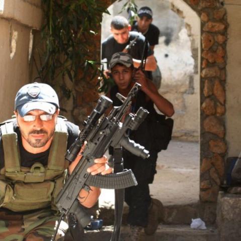 Sunni Muslim gunmen run to take up position in the neighbourhood of Bab al-Tebbaneh in Tripoli, northern Lebanon, during sectarian clashes between Sunni Muslims and Alawites August 24, 2012. Sectarian violence flared in Lebanon's port city of Tripoli after a short ceasefire, with at least 13 dead in the ongoing violence.REUTERS/Stringer(LEBANON - Tags: CIVIL UNREST)
