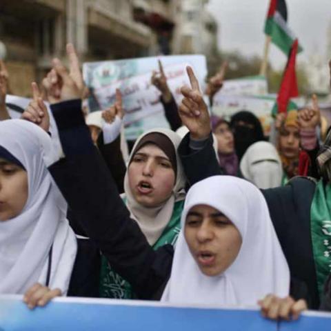 Palestinian students chant slogans as they take part in a rally marking Palestinian Prisoners Day in Gaza City April 17, 2013. According to a Palestinian prisoners' association, at least 4,900 Palestinians remain in Israeli jails.  REUTERS/Mohammed Salem (GAZA - Tags: POLITICS CIVIL UNREST EDUCATION) - RTXYOS4