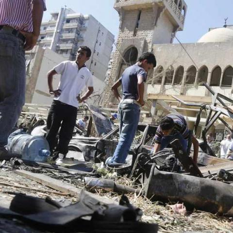 Relatives of car bomb victims inspect the damaged cars at the bomb explosion site in front of al-Salam mosque in the port city of Tripoli in northern Lebanon August 24, 2013. Bombs hit two mosques in the northern Lebanese city of Tripoli on Friday, killing at least 42 people and wounding hundreds, intensifying sectarian strife that has spilled over from the civil war in neighbouring Syria. REUTERS/Jamal Saidi (LEBANON - Tags: CIVIL UNREST POLITICS) - RTX12UWT