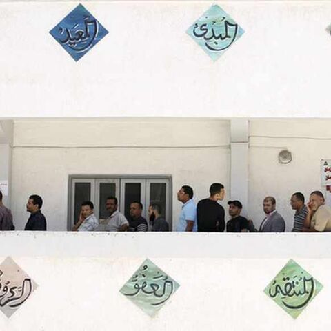Egyptians stand in a line to cast their votes during the presidential elections in the Mediterranean city of Alexandria, 230 km (143 miles) north of Cairo May 24, 2012. Egyptians, choosing their leader freely for the first time in history, voted for a second day on Thursday in an election that is a fruit of last year's popular revolt against Hosni Mubarak.  REUTERS/Mohamed Abd El-Ghany  (EGYPT - Tags: POLITICS ELECTIONS) - RTR32KCR