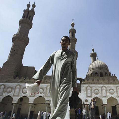People are seen at Al Azhar mosque before a protest in support of the Islamist institution Al-Azhar's assertion of independence from the Muslim Brotherhood, in old Cairo April 5, 2013. REUTERS/Amr Abdallah Dalsh (EGYPT - Tags: POLITICS CIVIL UNREST RELIGION) - RTXY9Q2