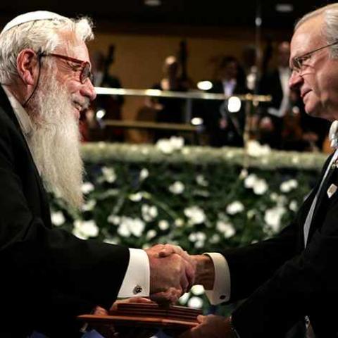 Nobel laureate Robert J. Aumann of Israel receives the joint 2005 Nobel Prize for Economy from Swedish King Carl Gustaf (R) at the Concert Hall in Stockholm December 10, 2005. SWEDEN OUT REUTERS/Anders Wiklund /Scanpix - RTR1APSD
