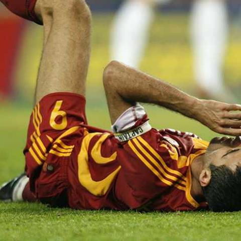 Galatasaray's Hakan Sukur lies on the pitch during their UEFA Cup first round first leg soccer match against Sion at the Stade de Geneve in Geneva September 20, 2007.  REUTERS/Denis Balibouse   (SWITZERLAND) - RTR1U2VI