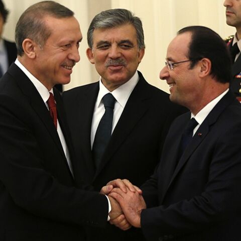 France's President Francois Hollande (front R) shakes hands with Turkey's Prime Minister Tayyip Erdogan (front L) as they are accompanied by President Abdullah Gul during a dinner at the Presidential Palace in Ankara January 27, 2014. REUTERS/Umit Bektas (TURKEY - Tags: POLITICS) - RTX17XCL