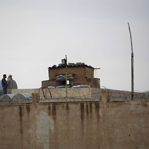 Iraqi soldiers stand beside Al-Yaroubia crossing in the province of Hasakah November 10, 2013. REUTERS/Stringer (SYRIA - Tags: POLITICS CIVIL UNREST CONFLICT MILITARY) - RTX158J9